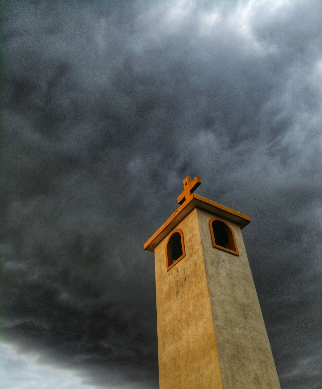 Campanario bajo tormenta